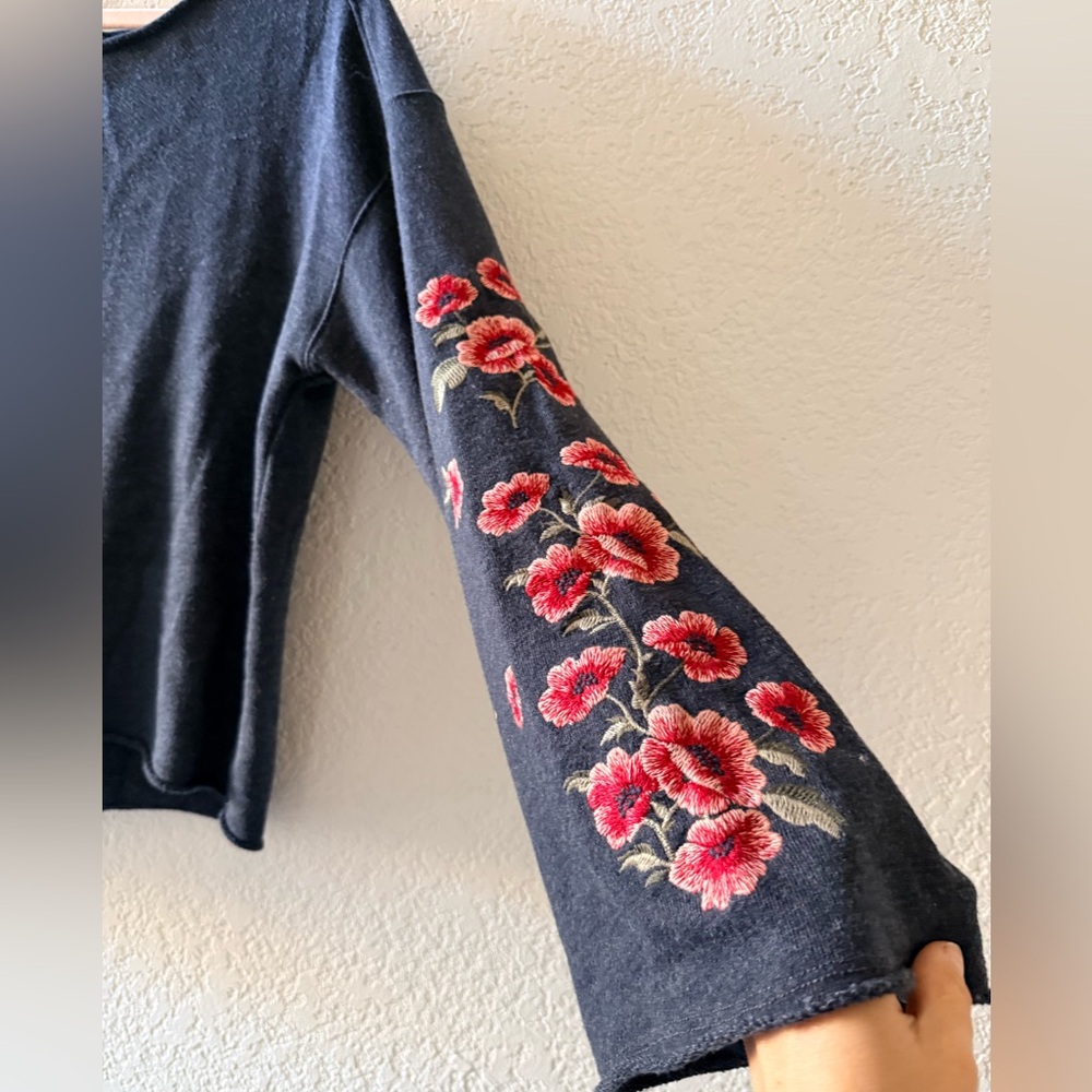 AMERICAN EAGLE OUTFITTERS Floral Embroidered Bell Long Sleeve Sweater Sz Medium - Picture 3 of 13